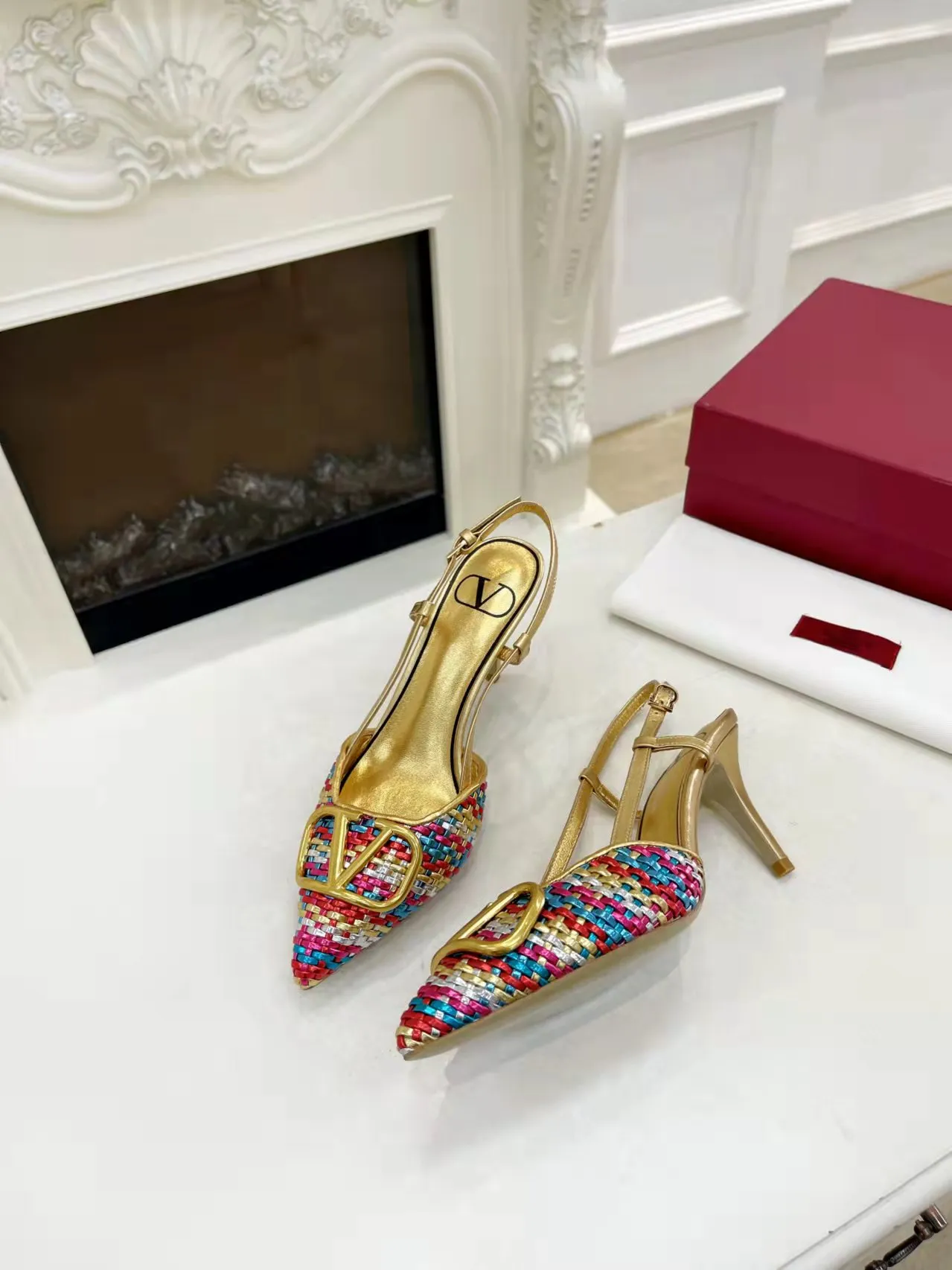 👟👟Ex-factory price 440👟👟 Genuine leather sole +40 Top version 𝑉𝐴𝐿𝐸𝑁𝑇𝐼𝑁𝑂 Valentino new spring and summer women's 5⃣️color empty back sandals. The unique [V family hand-woven] brings out a full sense of high-end, and the new season will live up to expectations! Worth buying★Absolutely high-grade❥Original method, Absolutely sensual❥Elegant style, creating a different feeling, simple and elegant style!  Code number: 35-41 (34-42 is custom-made and non-returnable) Inner lining: Sheepskin lining Heel height: 7.5 cm Leather outsole + 40 rubber outsole